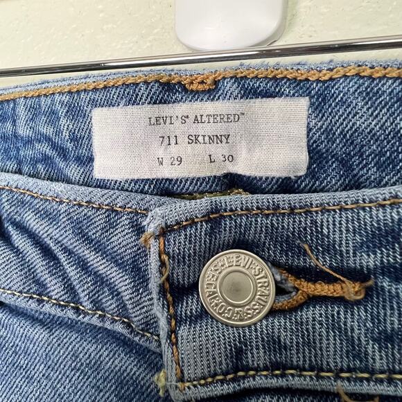 Levi's Altered 711 Skinny Jeans Women's Size 29 Distressed Light Wash Denim - Picture 3 of 12